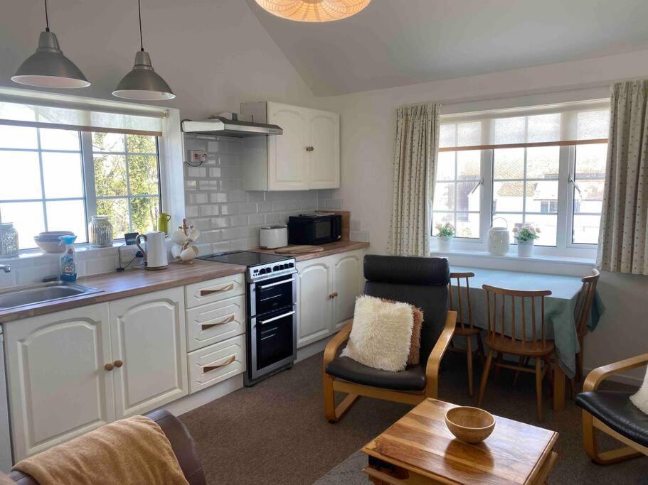 Large Which Is About Location, Location , Location ! Lovely Comfortable 2 Bedroom Flat Which Is Spacious And One Of The Value Of Size So Close To The Sea , Beaches And Restaurants 1 Min To The Sea ! Apartment