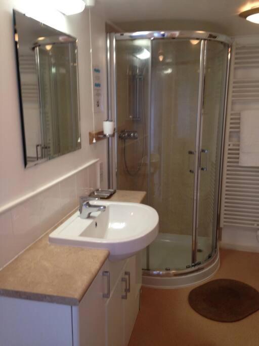 Apartment Large Which Is About Location, Location , Location ! Lovely Comfortable 2 Bedroom Flat Which Is Spacious And One Of The Value Of Size So Close To The Sea , Beaches And Restaurants 1 Min To The Sea ! Lyme Regis