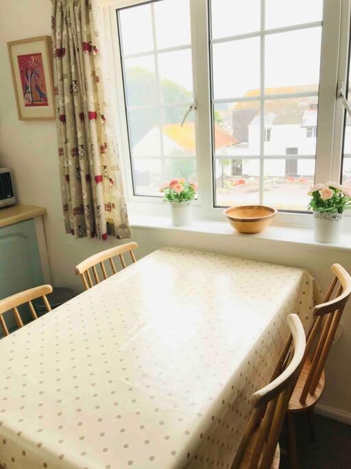 Large Which Is About Location, Location , Location ! Lovely Comfortable 2 Bedroom Flat Which Is Spacious And One Of The Value Of Size So Close To The Sea , Beaches And Restaurants 1 Min To The Sea ! Apartment Lyme Regis
