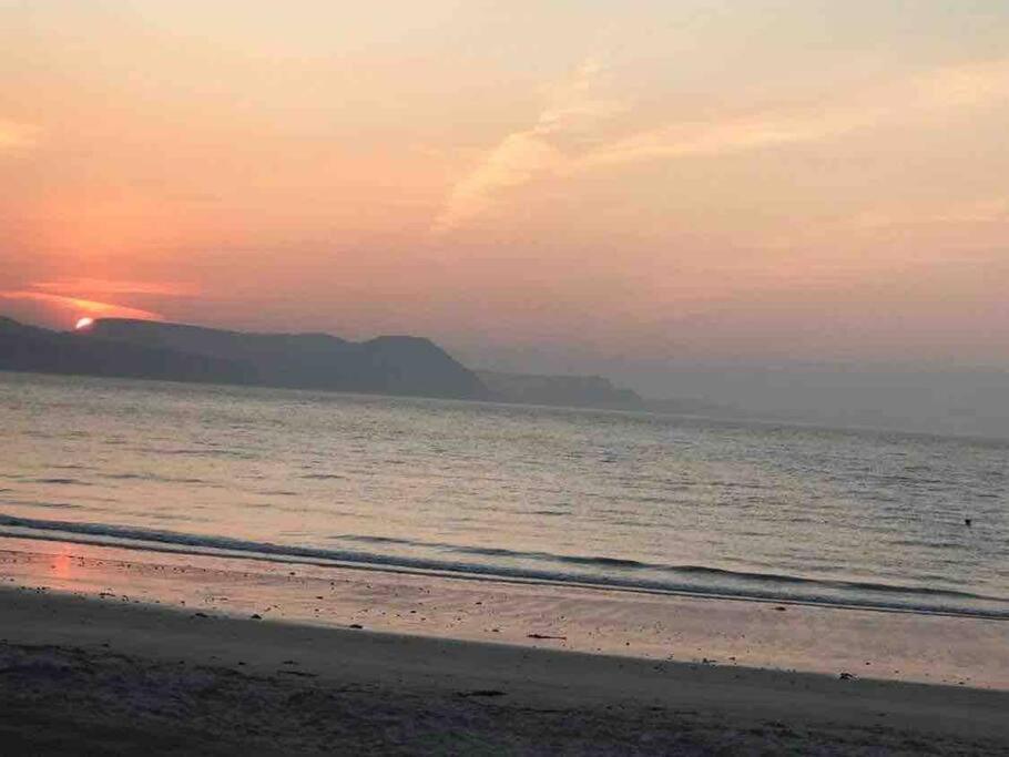 Apartment Large Which Is About Location, Location , Location ! Lovely Comfortable 2 Bedroom Flat Which Is Spacious And One Of The Value Of Size So Close To The Sea , Beaches And Restaurants 1 Min To The Sea !