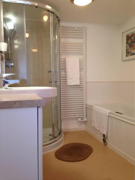 Large Which Is About Location, Location , Location ! Lovely Comfortable 2 Bedroom Flat Which Is Spacious And One Of The Value Of Size So Close To The Sea , Beaches And Restaurants 1 Min To The Sea ! Apartment *