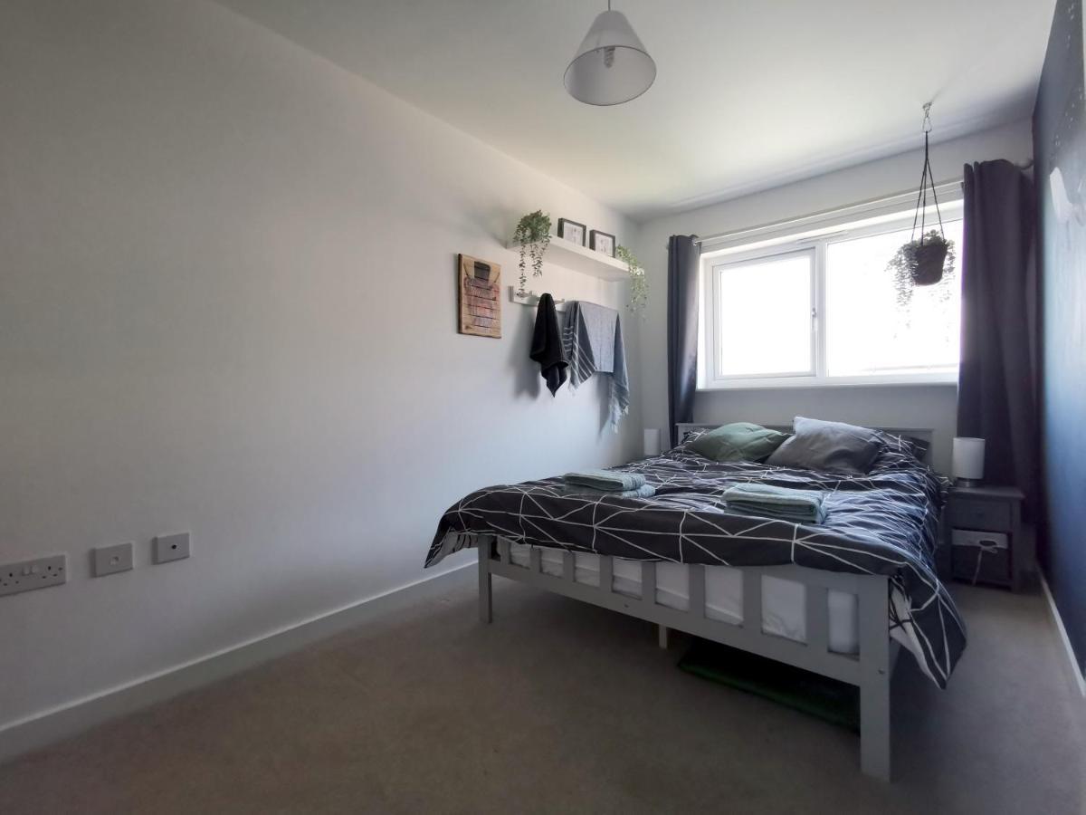 2 Bedroom House With Free Parking Holiday home *