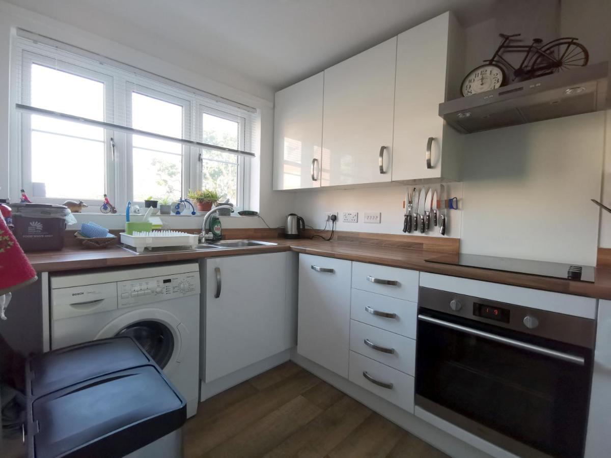 2 Bedroom House With Free Parking Holiday home *