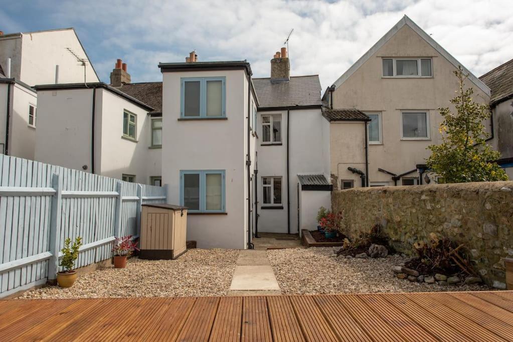 Seashells, Close To Seafront, Large Private Garden Apartment Lyme Regis