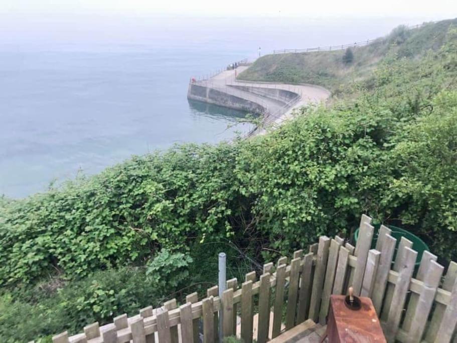 Lyme Clifftop Hideaway *
