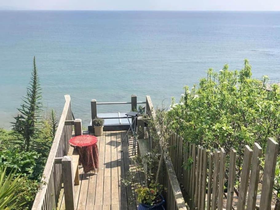 Lyme Clifftop Hideaway *