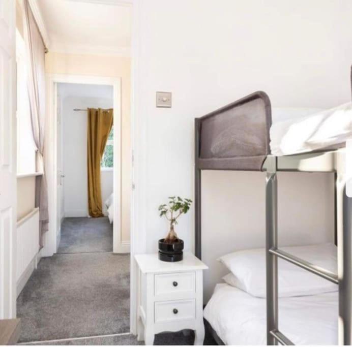 Beautiful Large Property, Sleeps 9 Walking Distance To The Sea , Beaches And Restaurants Fantastic Interior *