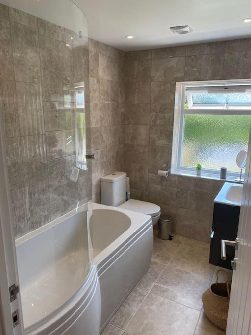 Seabreeze Retreat With Parking And A Large Garden Holiday home *