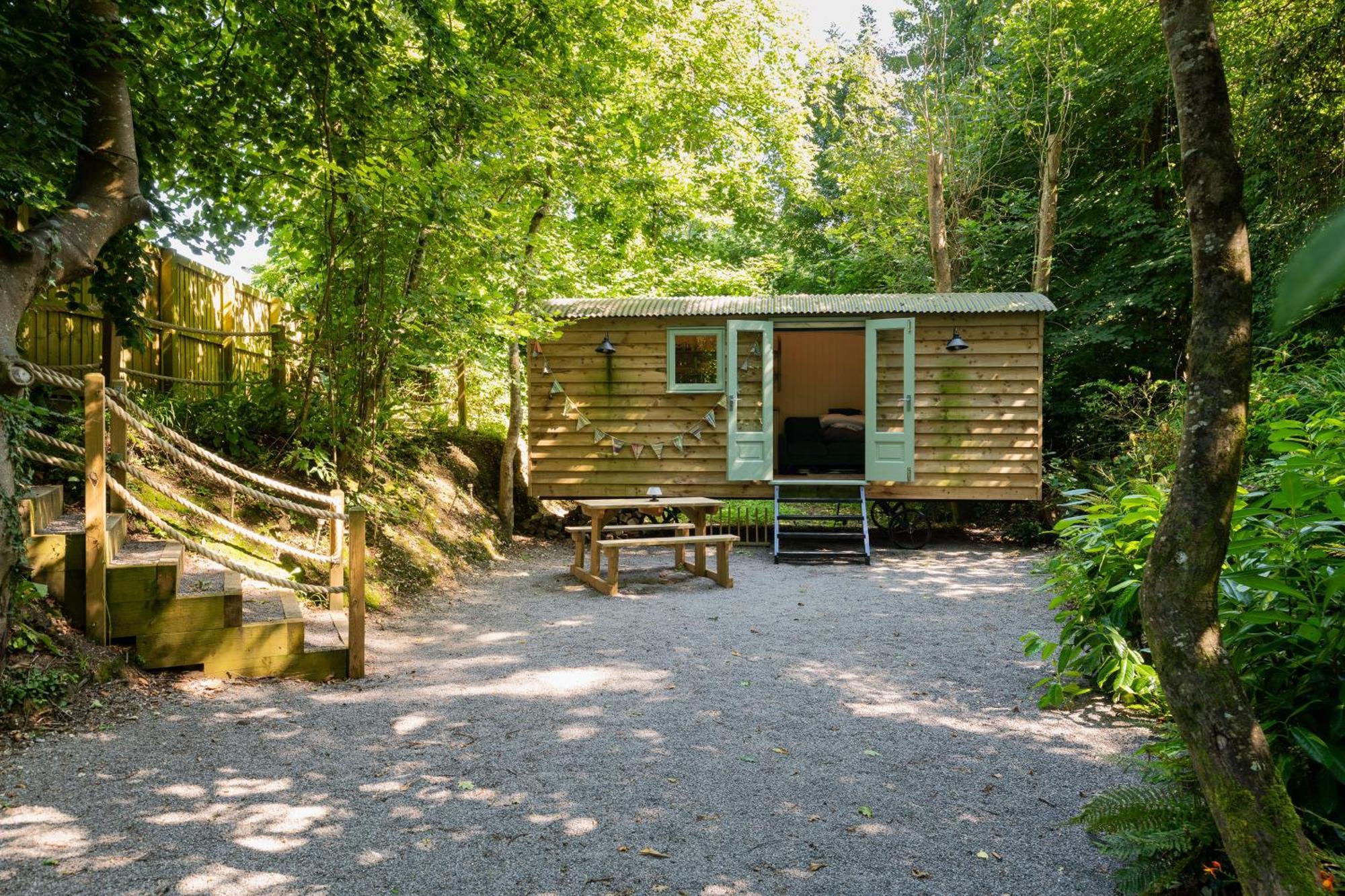 Bijoux Shepherds Hut * Lyme Regis