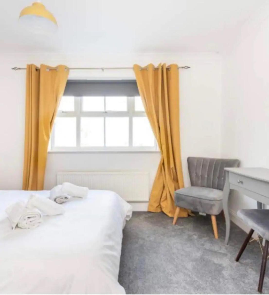 Beautiful Large Modern Sleeps 6 , Close To Sea With Games Lyme Regis