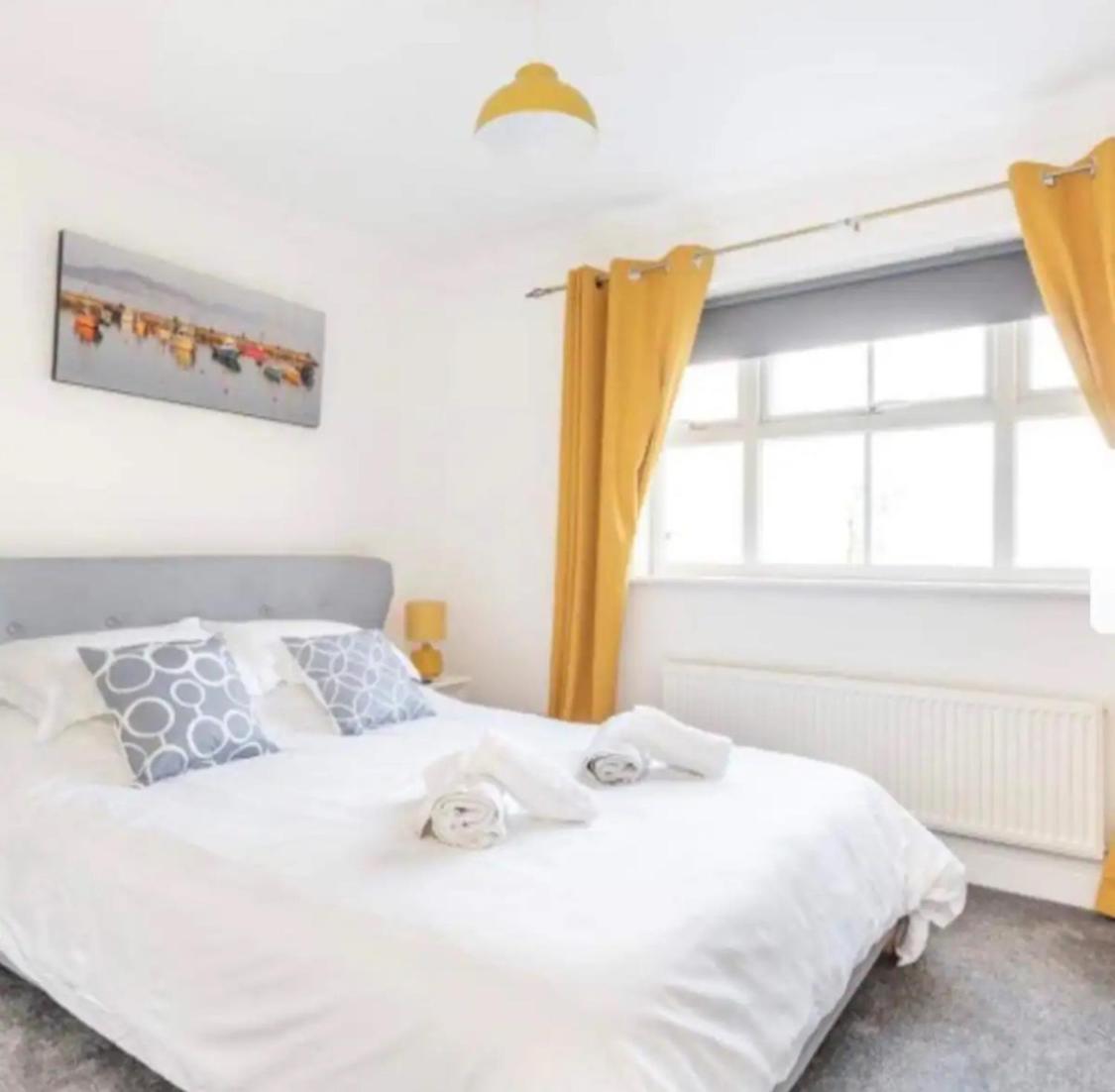 Beautiful Large Modern Sleeps 6 , Close To Sea With Games Holiday home