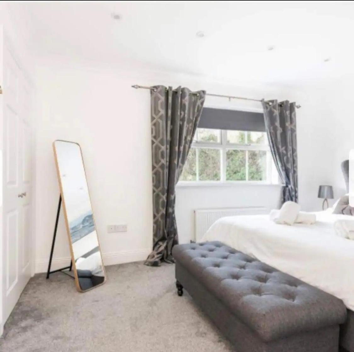 Beautiful Large Modern Sleeps 6 , Close To Sea With Games *