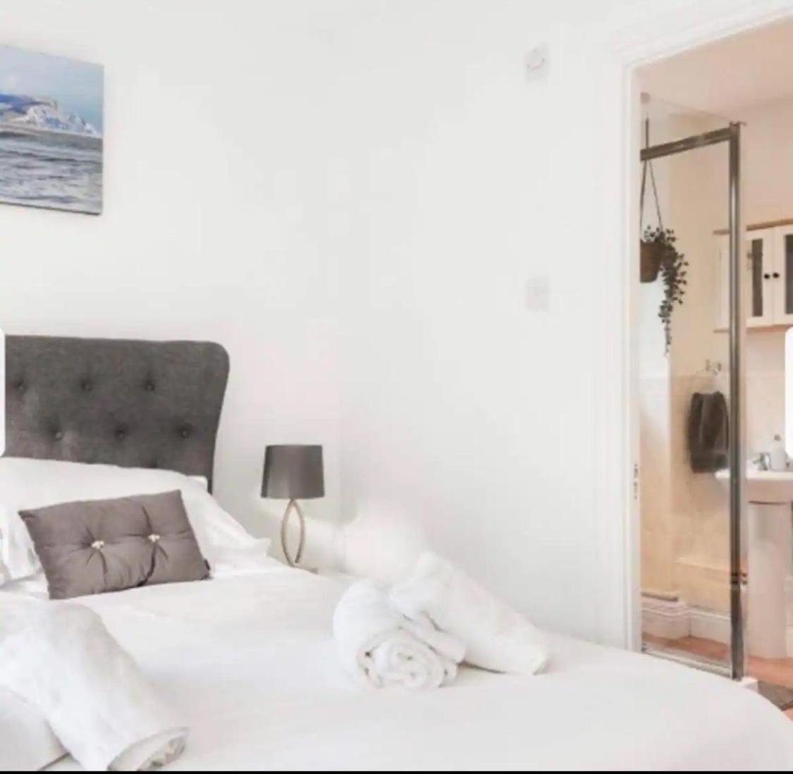 Beautiful Large Modern Sleeps 6 , Close To Sea With Games