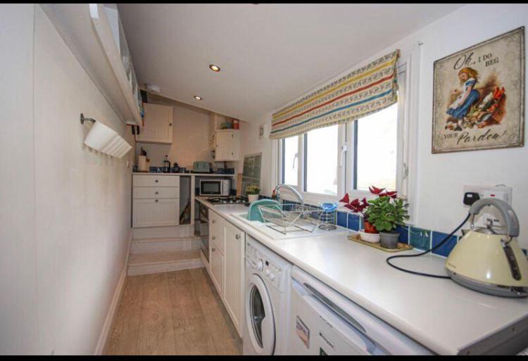 Light And Airy With Parking * Lyme Regis