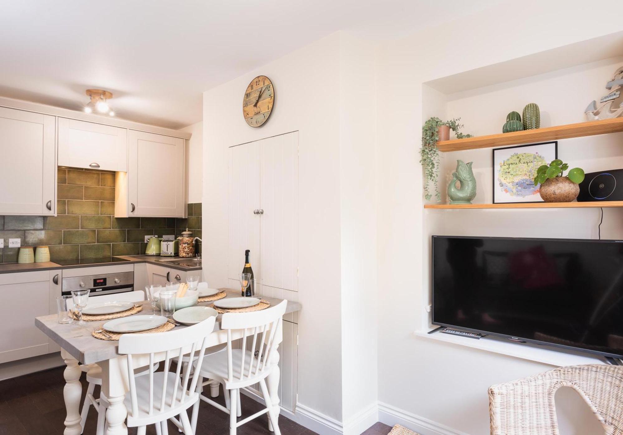 Host & - Coombe Lyme Regis