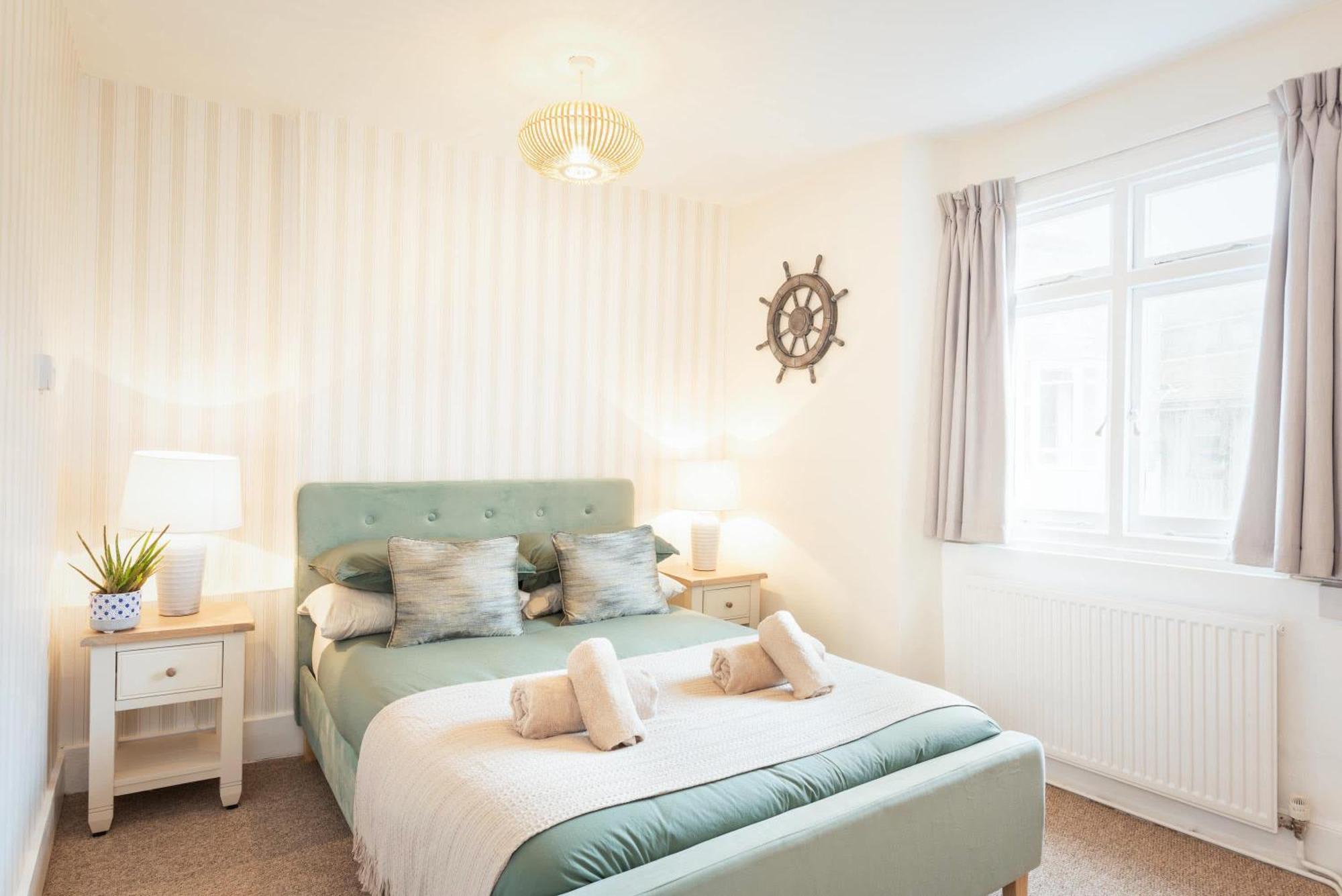 Host & - Coombe Holiday home *