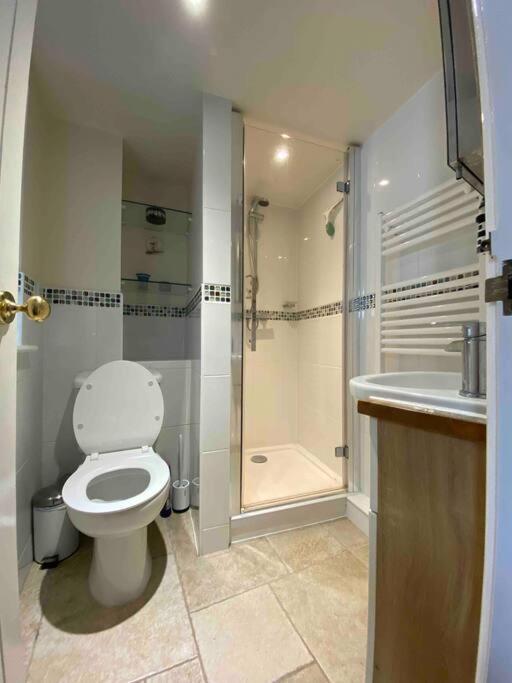 High End In Amazing Location. Only 1 Minute From The Sea! Beautifully Decorated 3 Level Home. 5* Reviews *