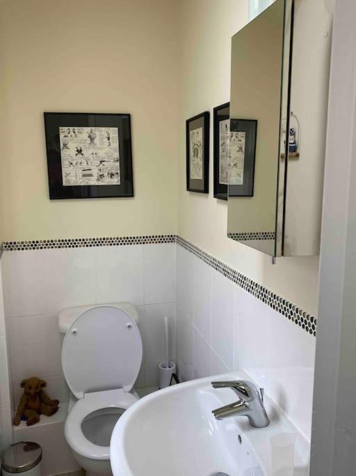 High End In Amazing Location. Only 1 Minute From The Sea! Beautifully Decorated 3 Level Home. 5* Reviews