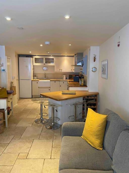 High End In Amazing Location. Only 1 Minute From The Sea! Beautifully Decorated 3 Level Home. 5* Reviews Holiday home Lyme Regis