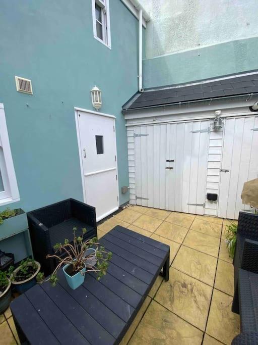 High End In Amazing Location. Only 1 Minute From The Sea! Beautifully Decorated 3 Level Home. 5* Reviews * Lyme Regis