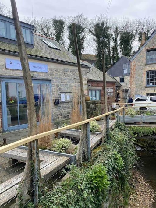High End In Amazing Location. Only 1 Minute From The Sea! Beautifully Decorated 3 Level Home. 5* Reviews