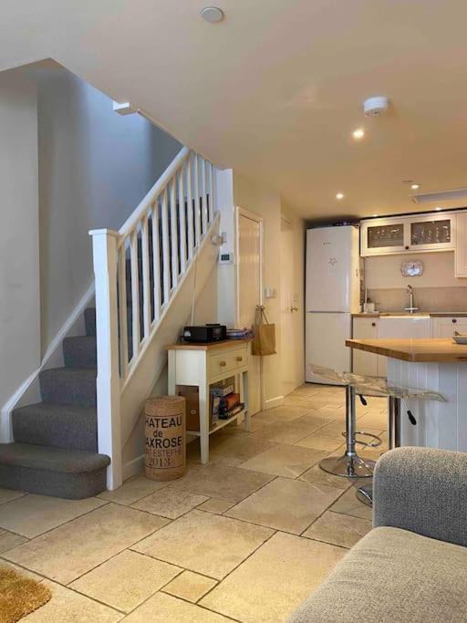 High End In Amazing Location. Only 1 Minute From The Sea! Beautifully Decorated 3 Level Home. 5* Reviews Holiday home