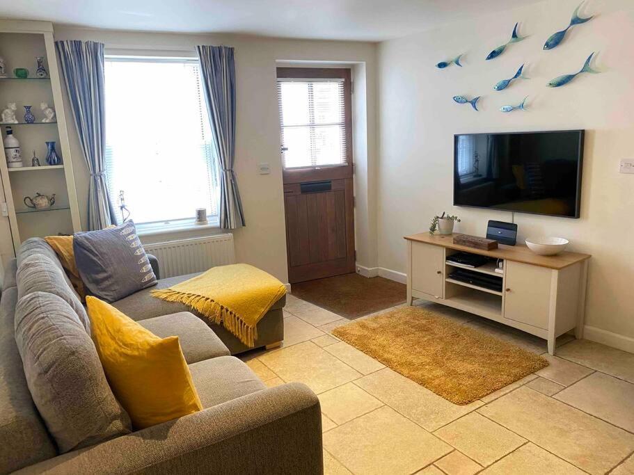 High End In Amazing Location. Only 1 Minute From The Sea! Beautifully Decorated 3 Level Home. 5* Reviews Lyme Regis