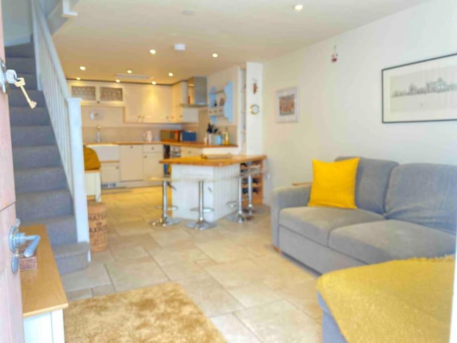 High End In Amazing Location. Only 1 Minute From The Sea! Beautifully Decorated 3 Level Home. 5* Reviews