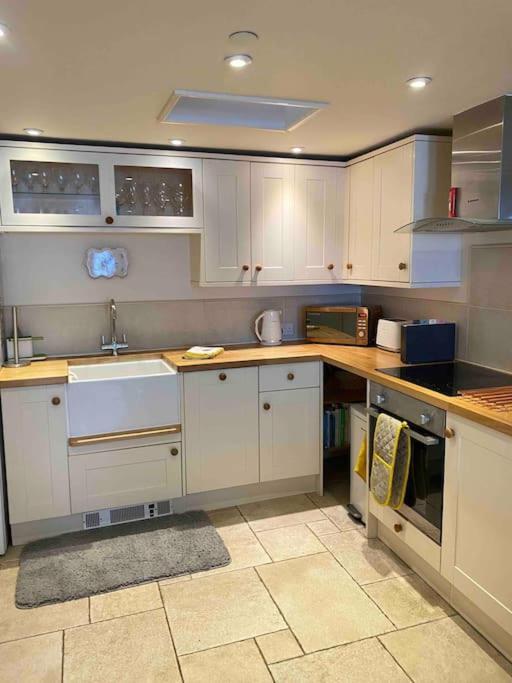 High End In Amazing Location. Only 1 Minute From The Sea! Beautifully Decorated 3 Level Home. 5* Reviews Holiday home