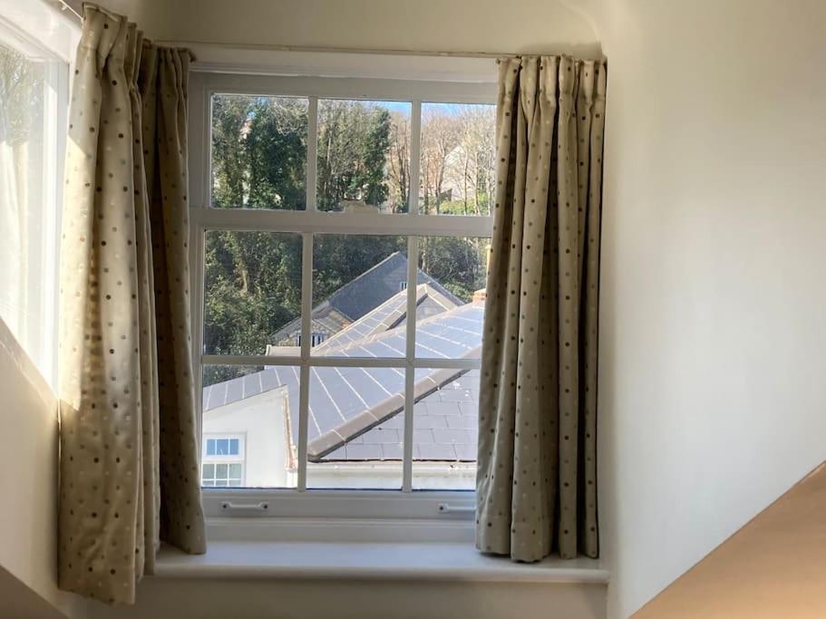 Holiday home High End In Amazing Location. Only 1 Minute From The Sea! Beautifully Decorated 3 Level Home. 5* Reviews