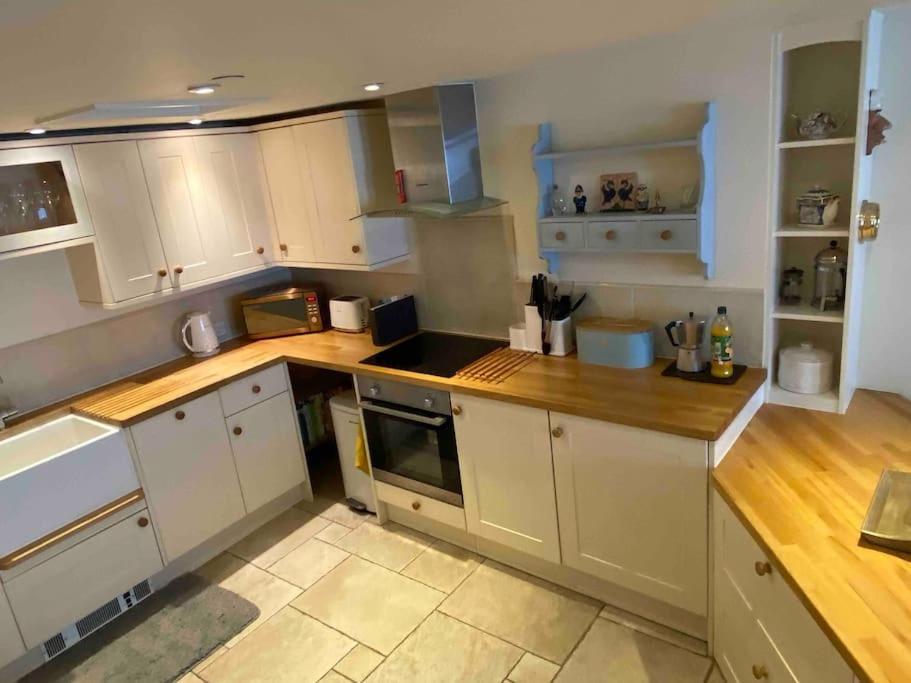 High End In Amazing Location. Only 1 Minute From The Sea! Beautifully Decorated 3 Level Home. 5* Reviews
