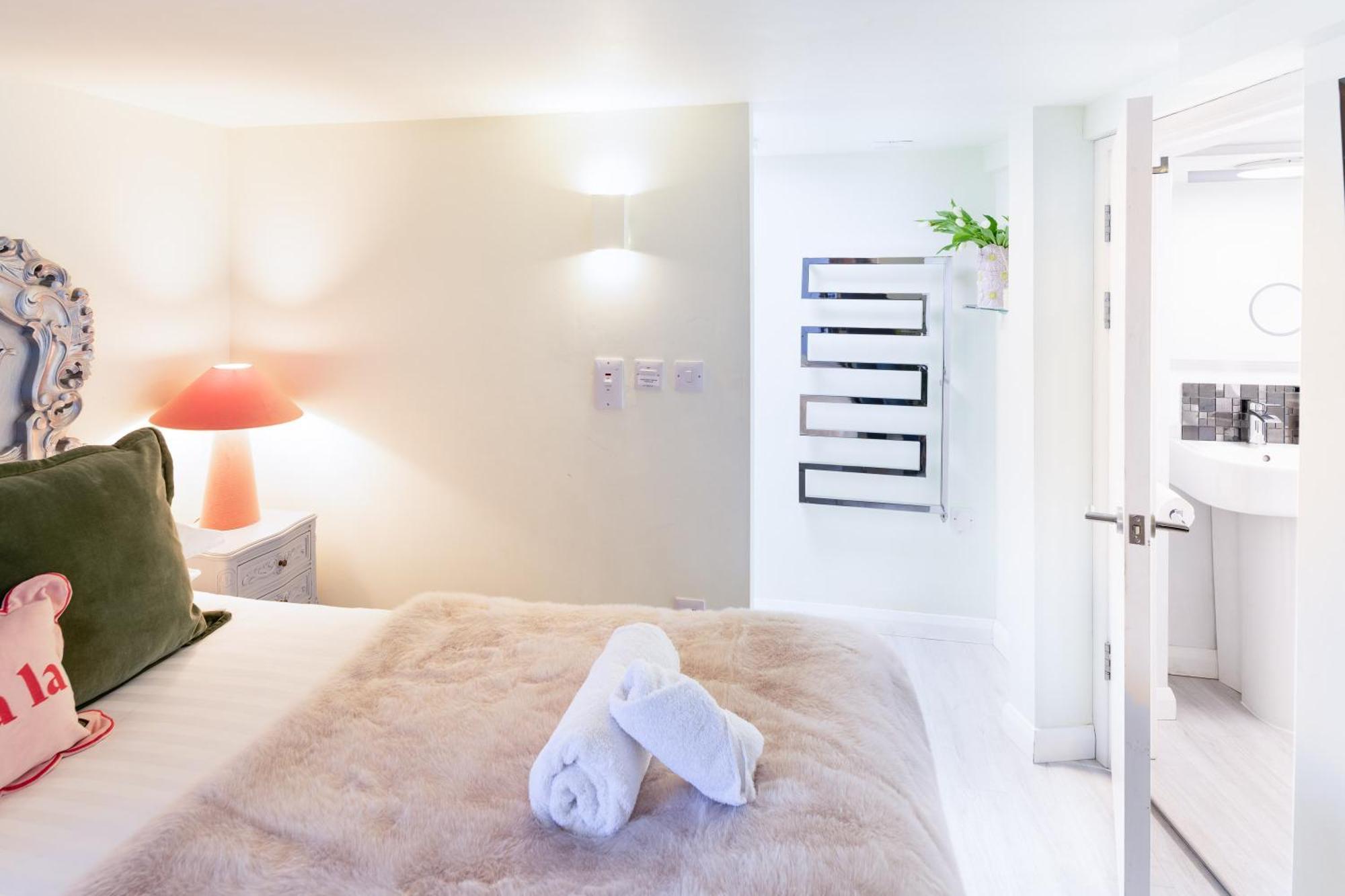 Gorgeous Boutique Flat Sleeps 2 In Holiday home *