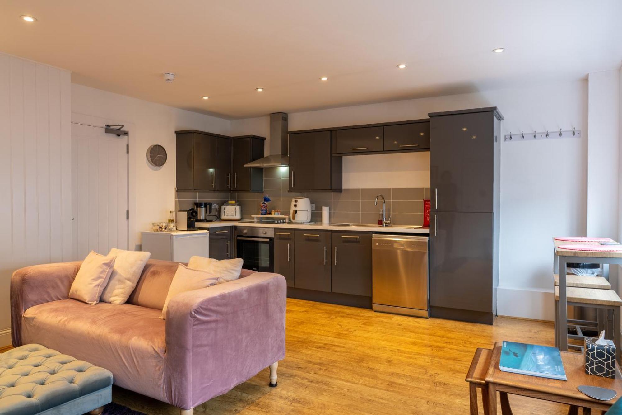Cute 1 Bed 2 Mins From The Sea - Sleeps 4, Flat 8 The Gables, Church Street, Apartment *