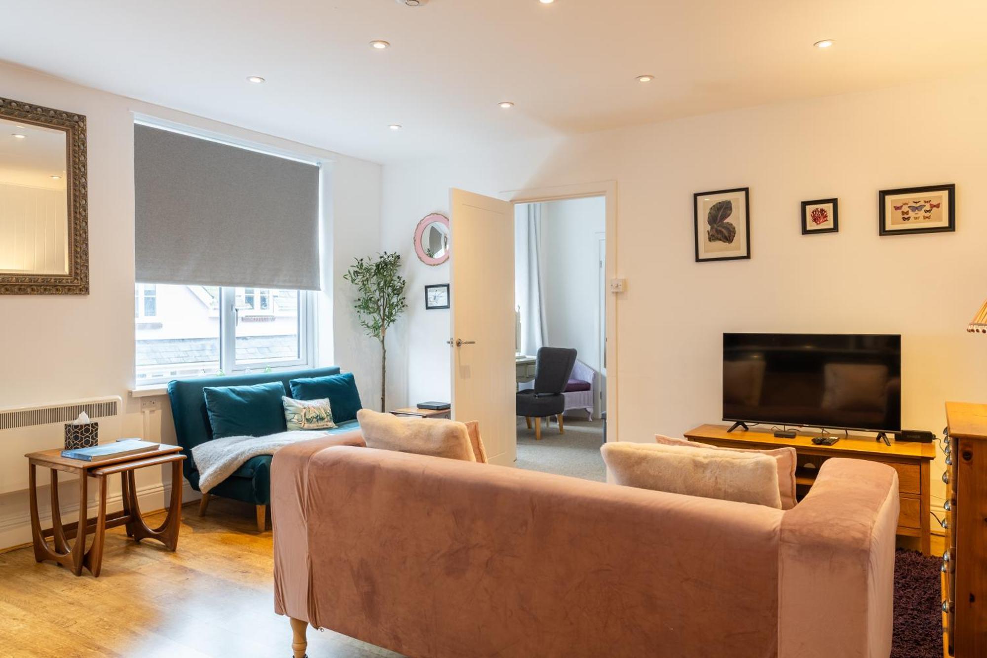 Cute 1 Bed 2 Mins From The Sea - Sleeps 4, Flat 8 The Gables, Church Street, Apartment Lyme Regis