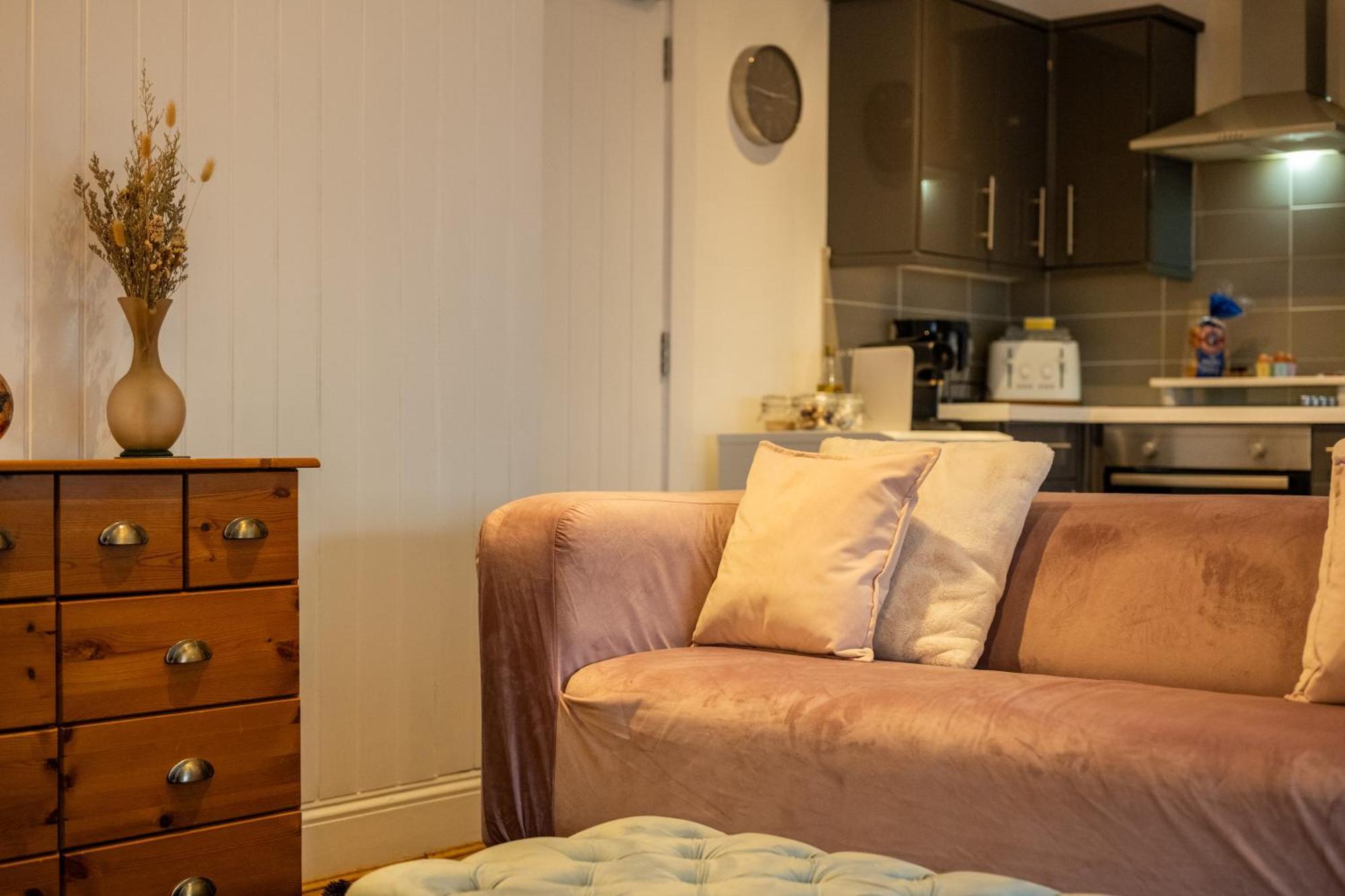 Cute 1 Bed 2 Mins From The Sea - Sleeps 4, Flat 8 The Gables, Church Street, * Lyme Regis