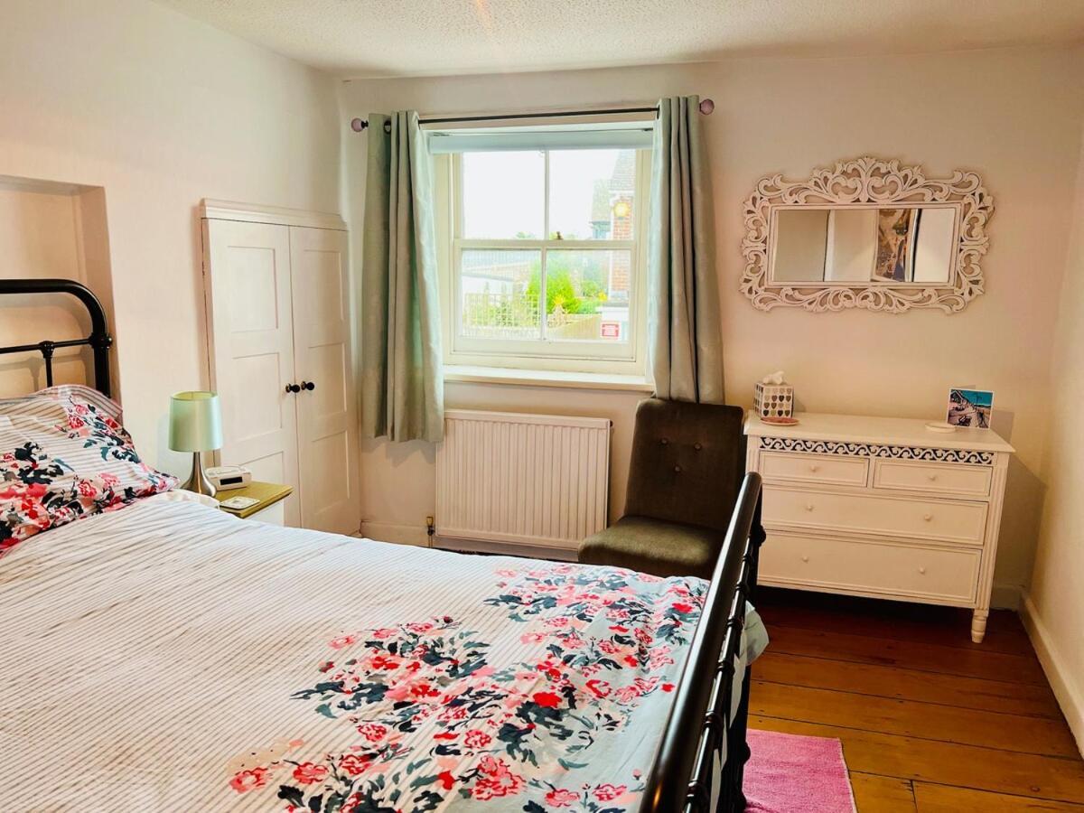 Great Value, Beautifully Decorated Quirky Cottage, Only A 6 Minute Walk From The Sea Beaches And Restaurants Sleeps 6 Lyme Regis