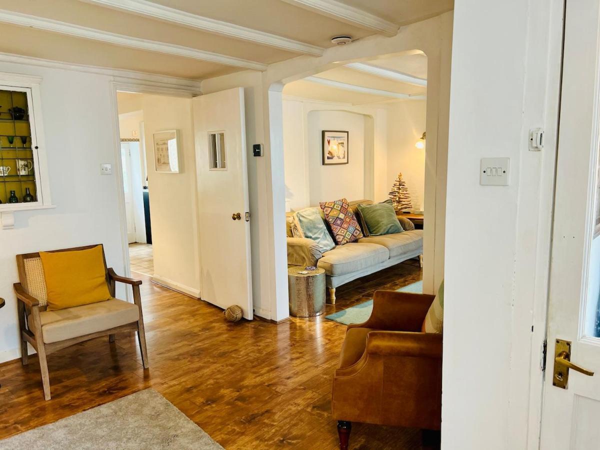 Great Value, Beautifully Decorated Quirky Cottage, Only A 6 Minute Walk From The Sea Beaches And Restaurants Sleeps 6 Holiday home