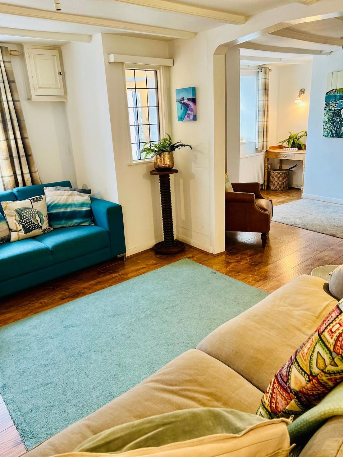 Great Value, Beautifully Decorated Quirky Cottage, Only A 6 Minute Walk From The Sea Beaches And Restaurants Sleeps 6 Holiday home