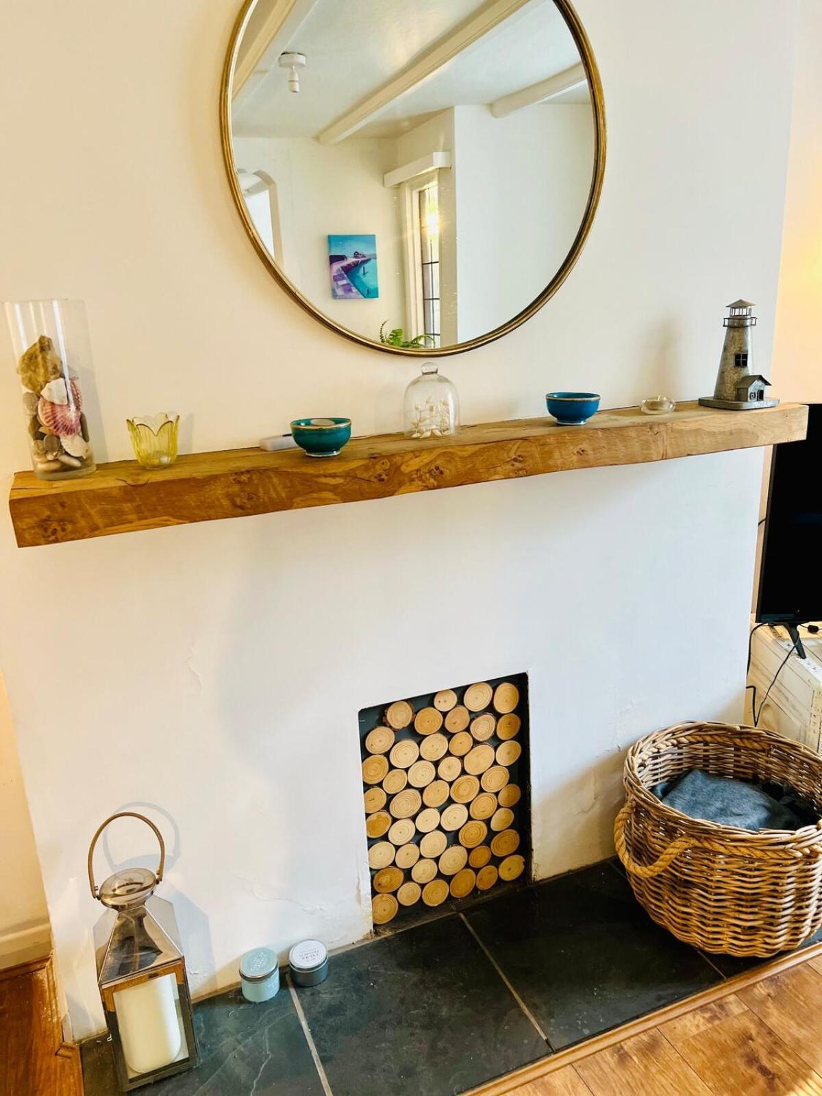 Great Value, Beautifully Decorated Quirky Cottage, Only A 6 Minute Walk From The Sea Beaches And Restaurants Sleeps 6 Holiday home *