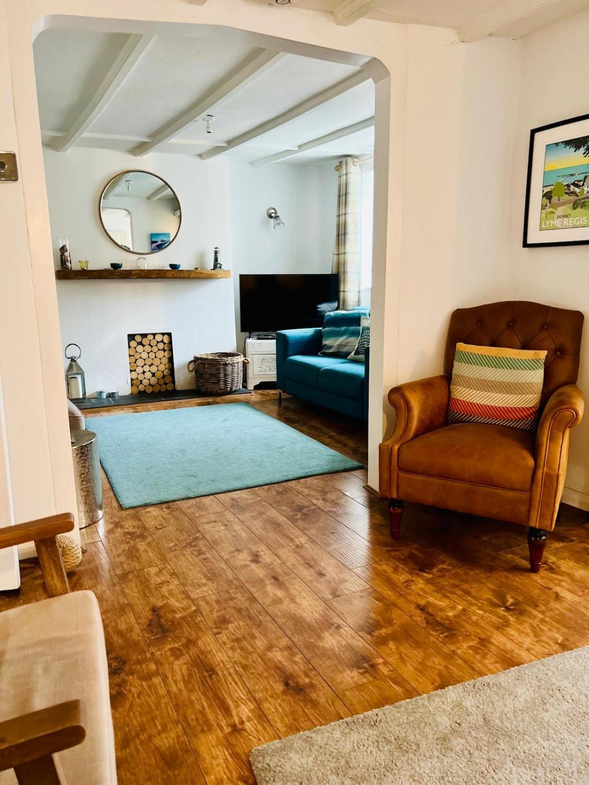 Great Value, Beautifully Decorated Quirky Cottage, Only A 6 Minute Walk From The Sea Beaches And Restaurants Sleeps 6