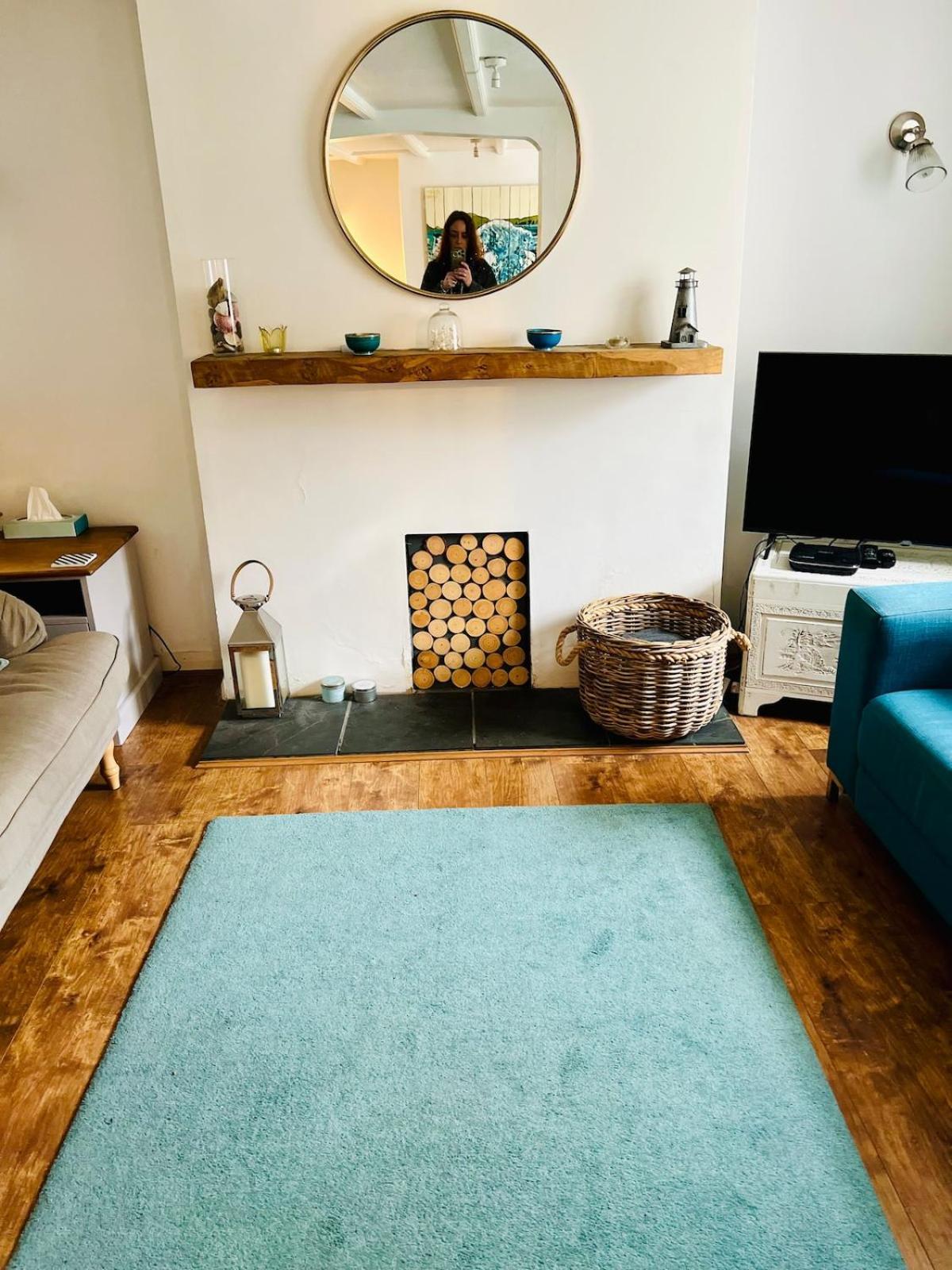 Great Value, Beautifully Decorated Quirky Cottage, Only A 6 Minute Walk From The Sea Beaches And Restaurants Sleeps 6 Holiday home Lyme Regis