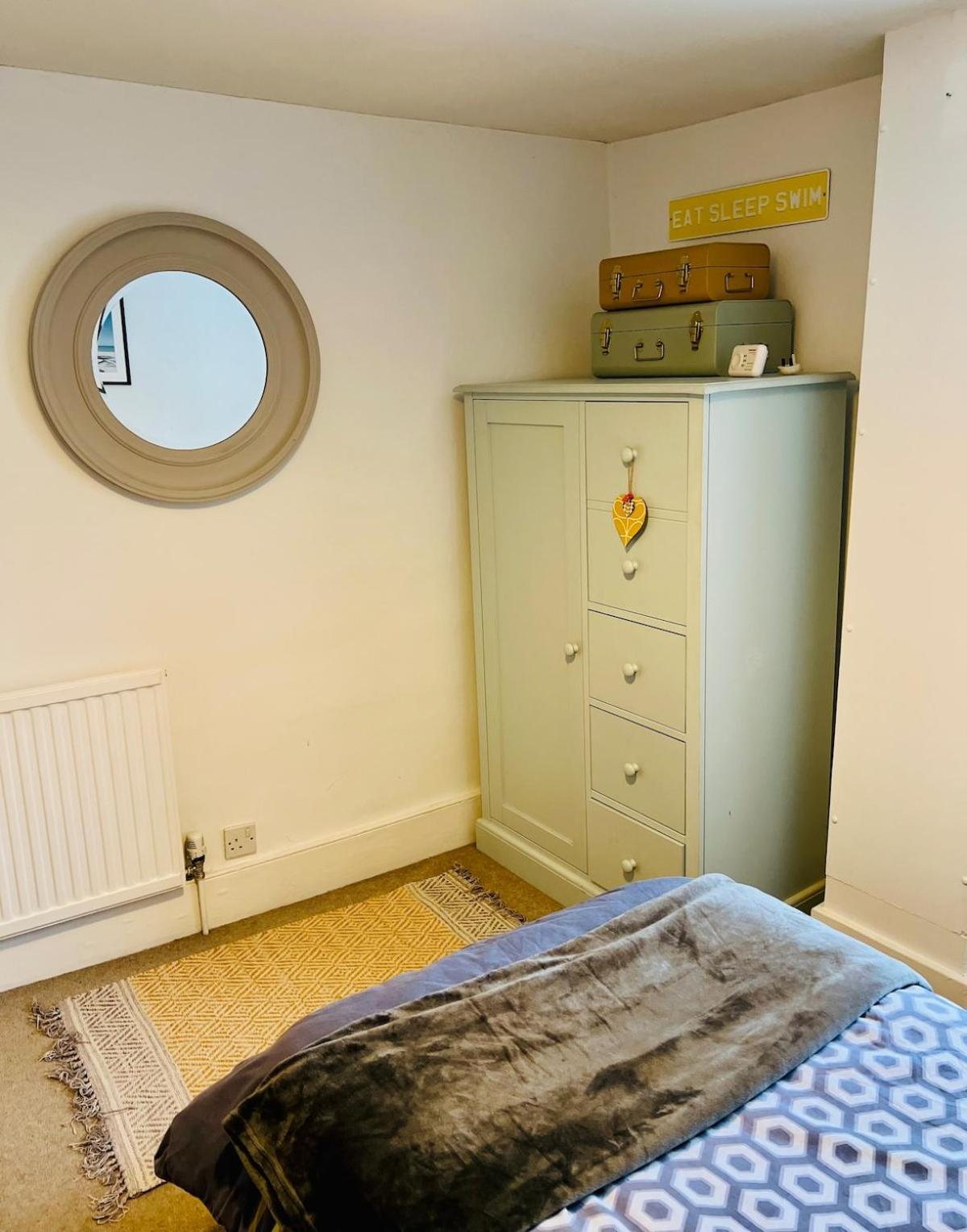 Great Value, Beautifully Decorated Quirky Cottage, Only A 6 Minute Walk From The Sea Beaches And Restaurants Sleeps 6 Holiday home