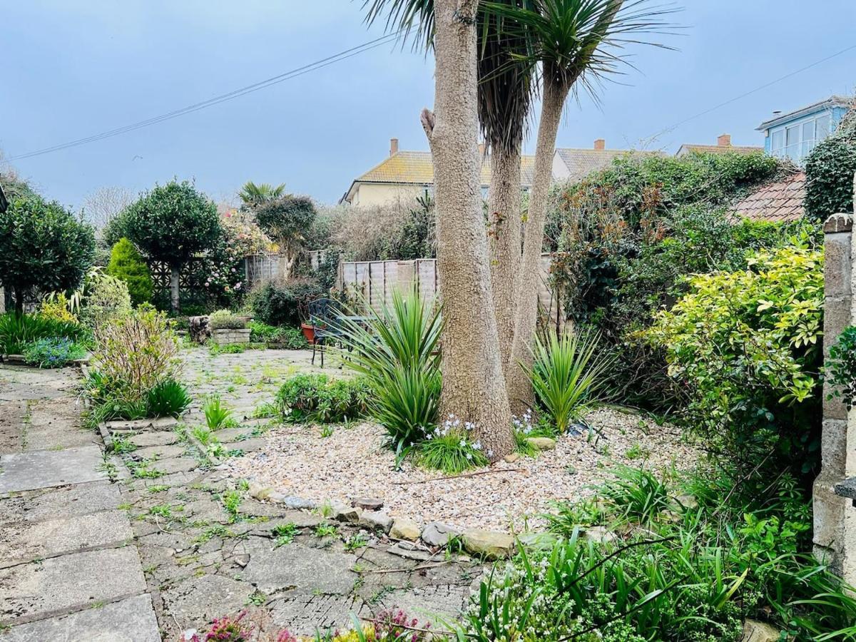 Great Value, Beautifully Decorated Quirky Cottage, Only A 6 Minute Walk From The Sea Beaches And Restaurants Sleeps 6 *