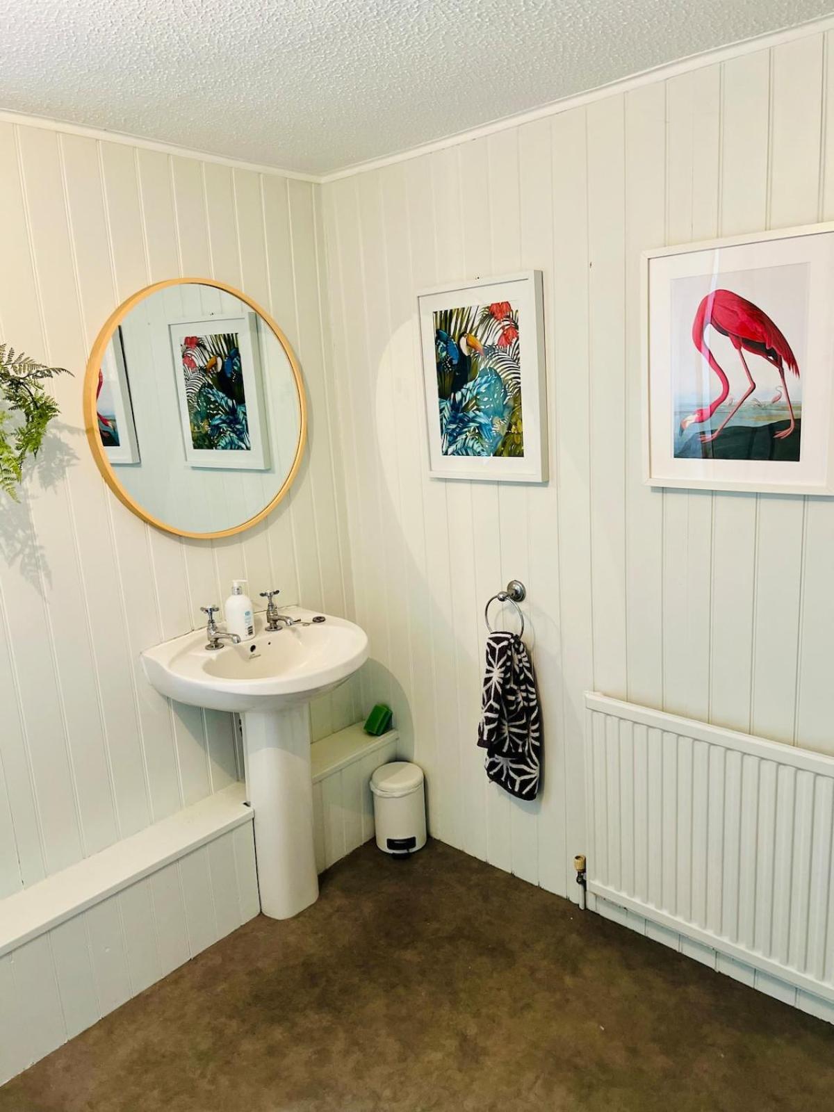 Great Value, Beautifully Decorated Quirky Cottage, Only A 6 Minute Walk From The Sea Beaches And Restaurants Sleeps 6 Holiday home