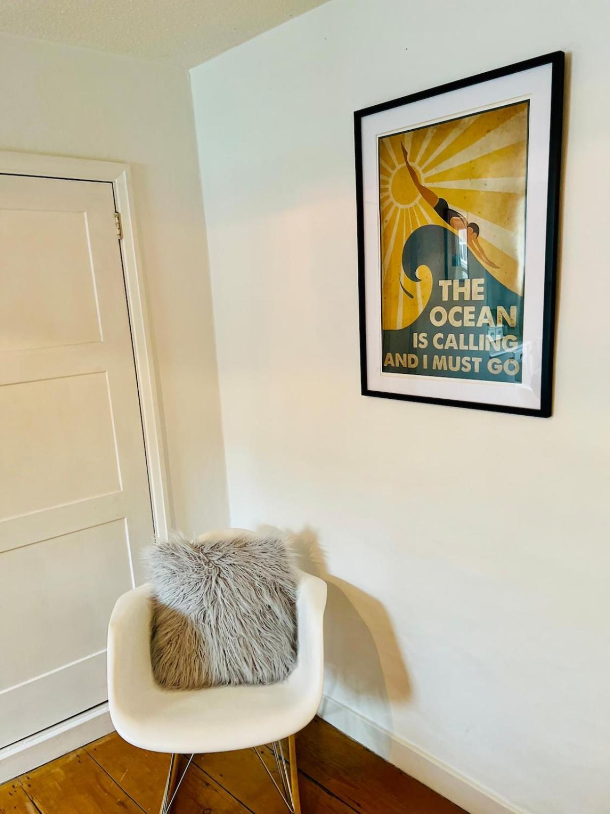 Great Value, Beautifully Decorated Quirky Cottage, Only A 6 Minute Walk From The Sea Beaches And Restaurants Sleeps 6 Holiday home *