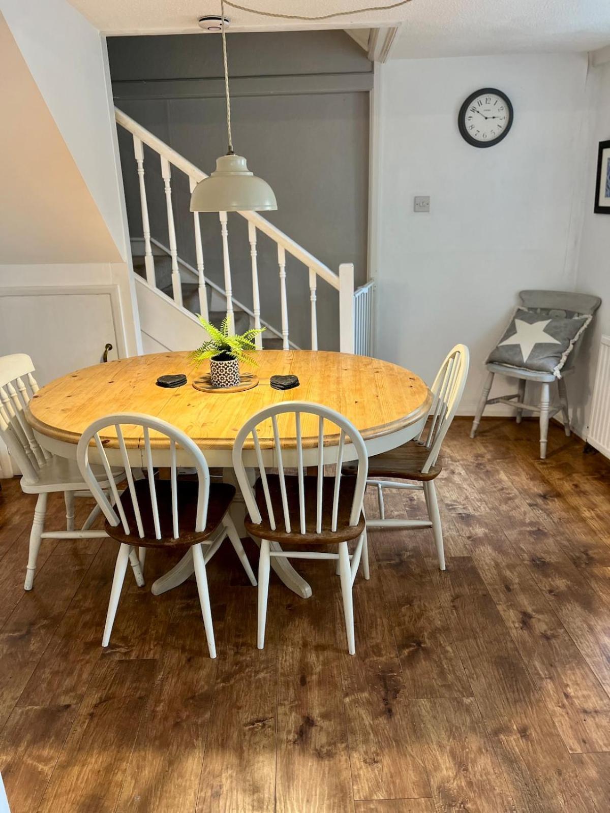 Great Value, Beautifully Decorated Quirky Cottage, Only A 6 Minute Walk From The Sea Beaches And Restaurants Sleeps 6 Holiday home Lyme Regis