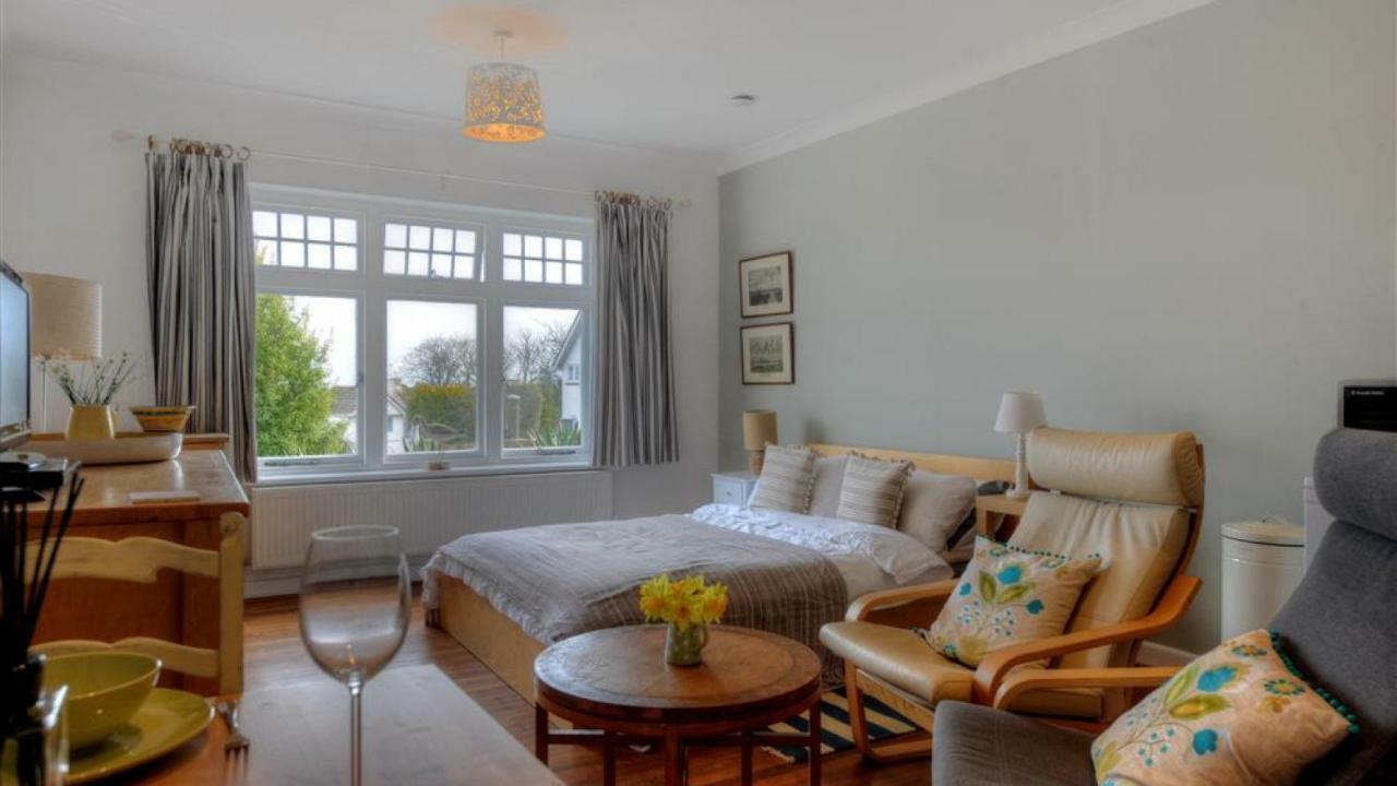 The At Queen Anne's * Lyme Regis