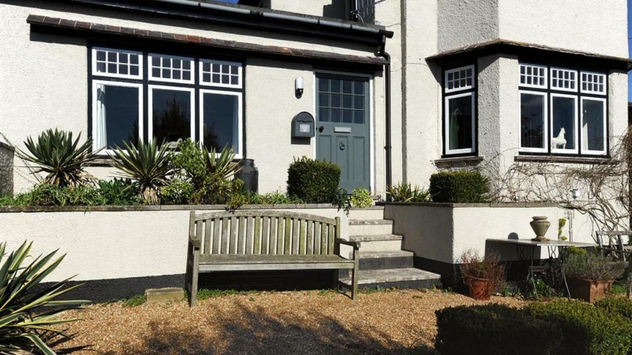 The At Queen Anne's * Lyme Regis