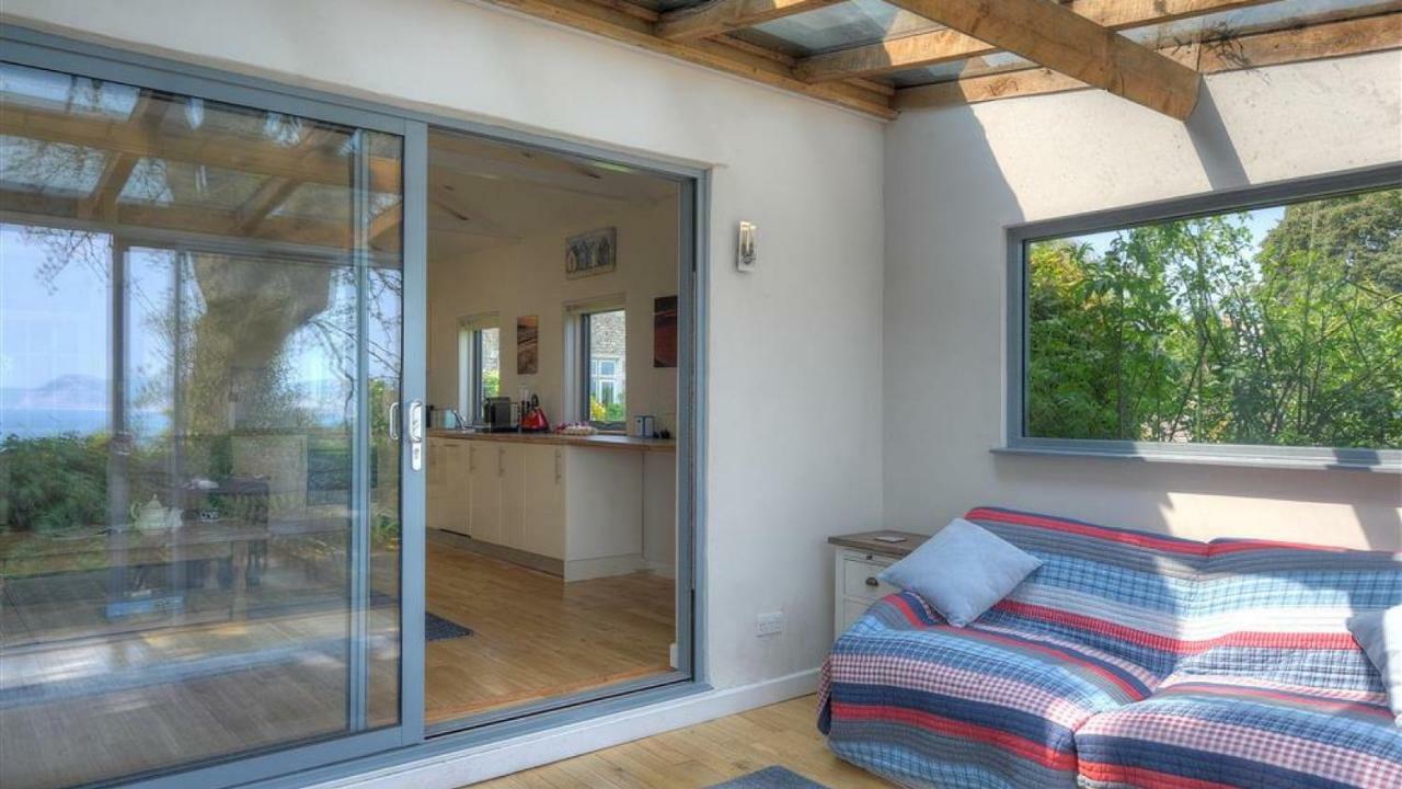 9 Farnham House *