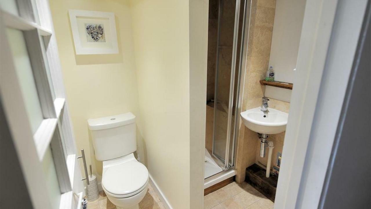9 Farnham House *